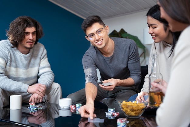 Foto grátis amigos se divertindo jogando poker