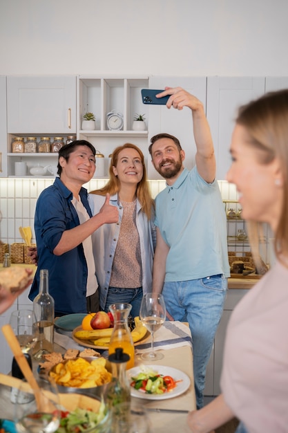 Amigos se divertindo juntos enquanto cozinha