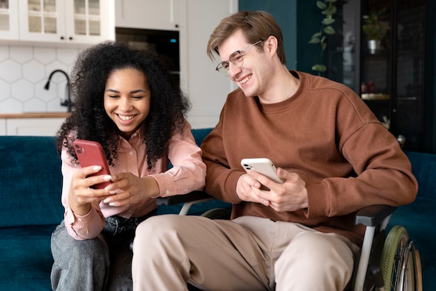 Foto grátis amigos se divertindo juntos