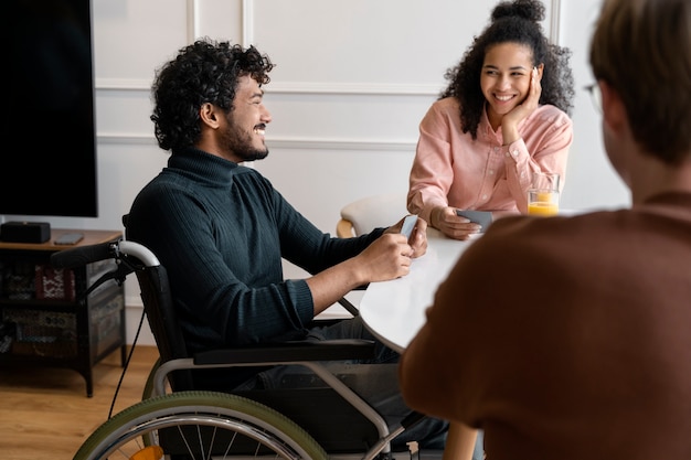 Foto grátis amigos se divertindo juntos