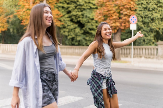 Foto grátis amigos se divertindo na cidade