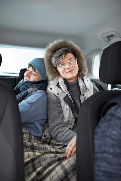 Foto grátis amigos se divertindo no carro