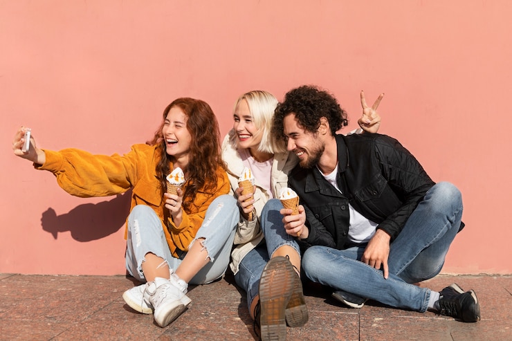 Foto grátis amigos se divertindo no reencontro
