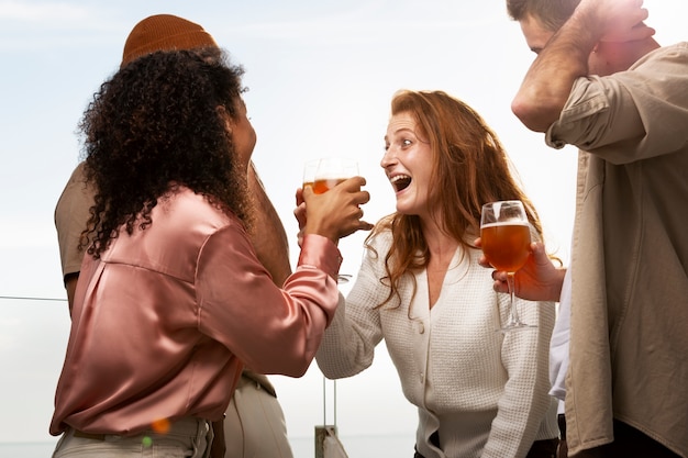 Foto grátis amigos se divertindo no reencontro