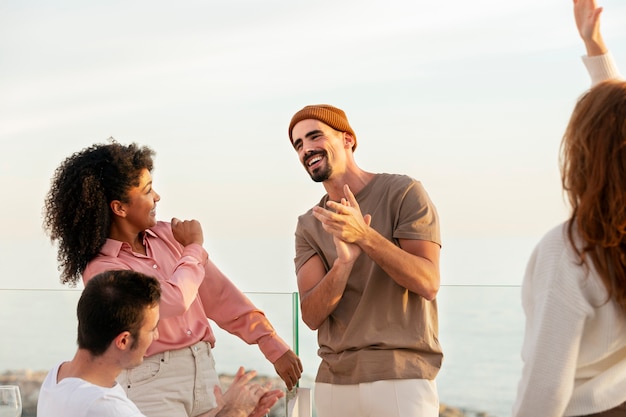 Foto grátis amigos se divertindo no reencontro