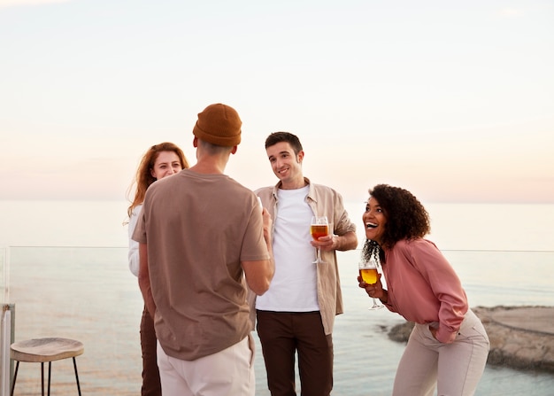 Amigos se divertindo no reencontro