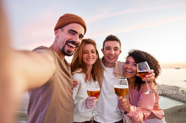 Foto grátis amigos se divertindo no reencontro