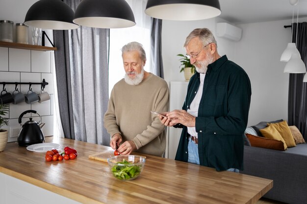 Foto grátis amigos sênior passando tempo juntos