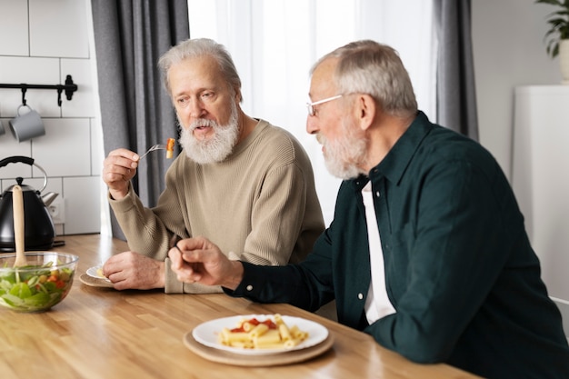 Foto grátis amigos sênior passando tempo juntos