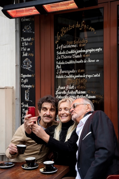 Amigos seniores sorridentes tomando selfie tiro médio