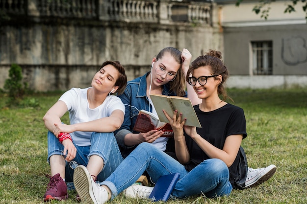 Amigos, sentando, parque, profundo, leitura