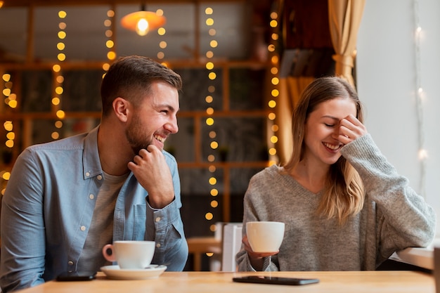 Amigos sorridentes, aproveitando o tempo juntos