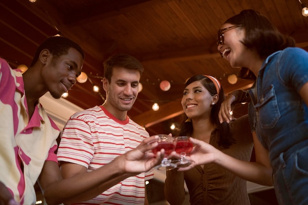 Amigos sorridentes com bebidas de baixo ângulo