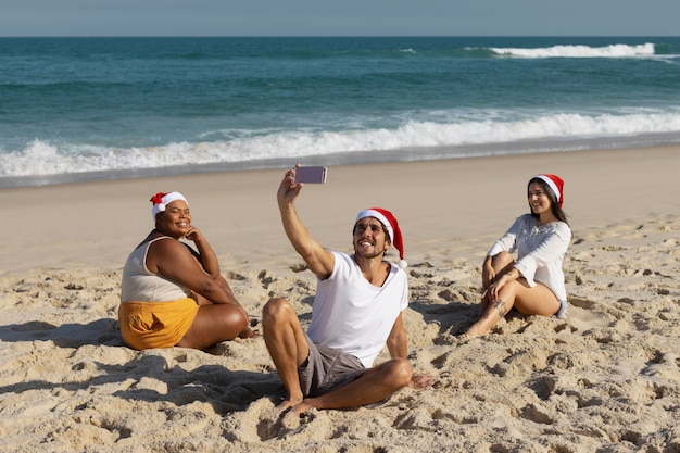 Amigos sorridentes de alto ângulo tomando selfie