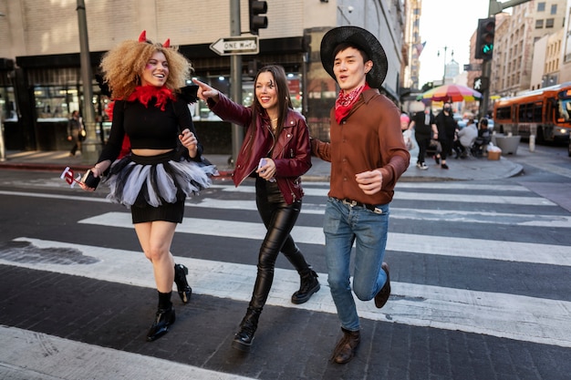 Amigos sorridentes de tiro completo atravessando a rua