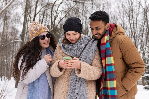 Amigos sorridentes de tiro médio ao ar livre