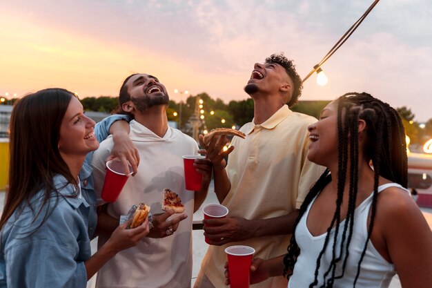Amigos sorridentes de tiro médio festejando