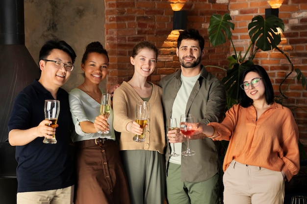 Foto grátis amigos sorridentes de tiro médio posando juntos