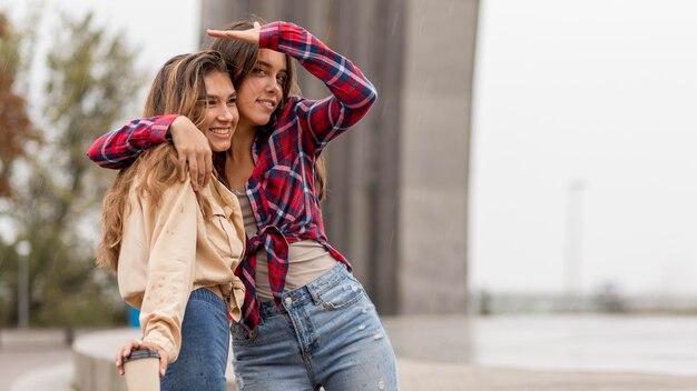 Amigos sorridentes de tiro médio posando