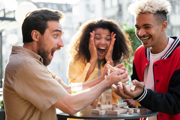 Amigos sorridentes de tiro médio saindo