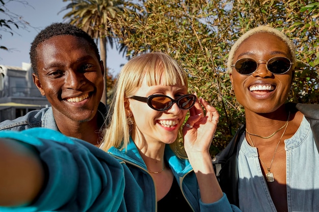 Amigos sorridentes de tiro médio tirando selfie