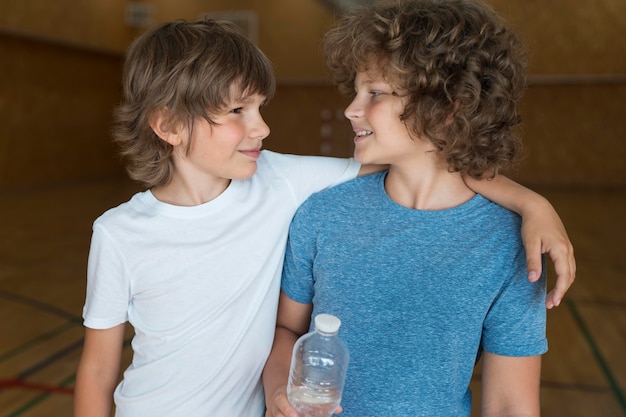 Foto grátis amigos sorridentes de tiro médio