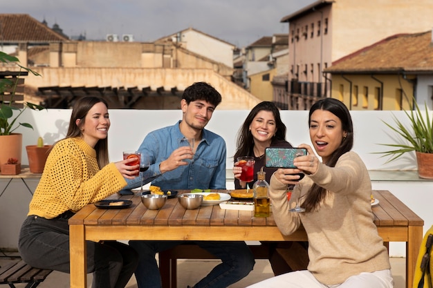 Amigos sorridentes de vista frontal tomando selfie