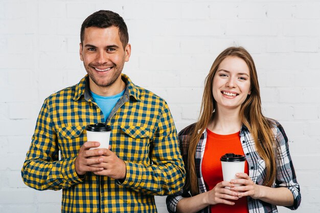 Amigos sorridentes segurando sua xícara de café