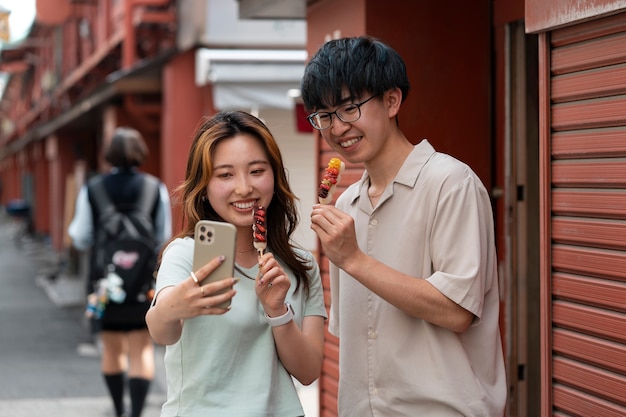 Foto grátis amigos sorridentes tirando selfie em foto média