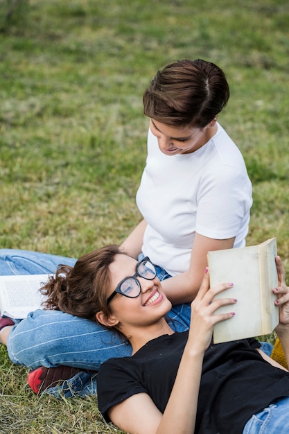 Amigos, tendo divertimento, em, parque, leitura, livros