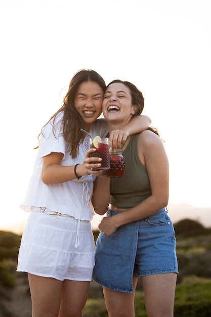 Foto grátis amigos tendo uma festa de sangria na praia