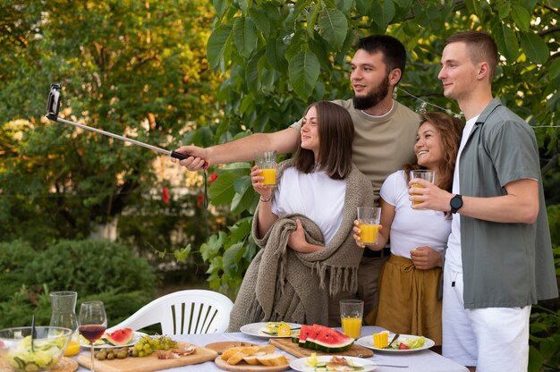 Amigos tirando selfie em foto média