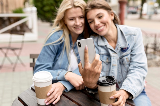 Amigos tirando uma selfie com um telefone