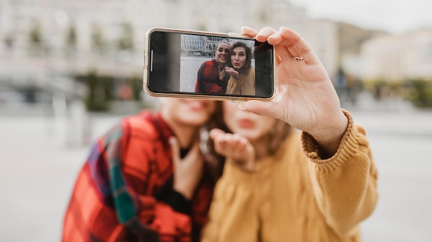 Foto grátis amigos tirando uma selfie juntos ao ar livre