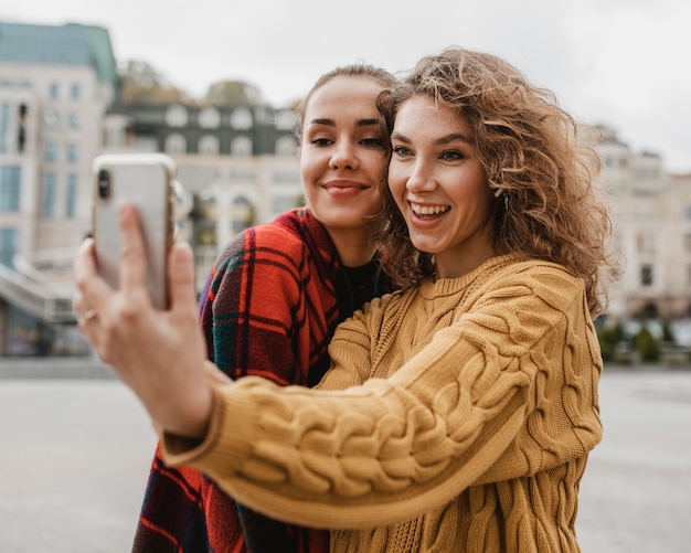 Foto grátis amigos tirando uma selfie juntos ao ar livre