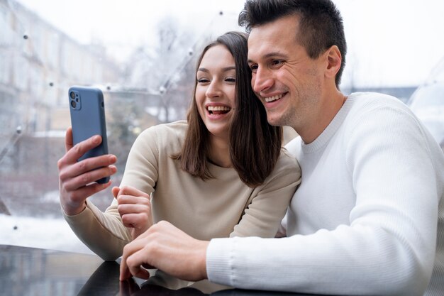 Foto grátis amigos tirando uma selfie juntos após longa reunião