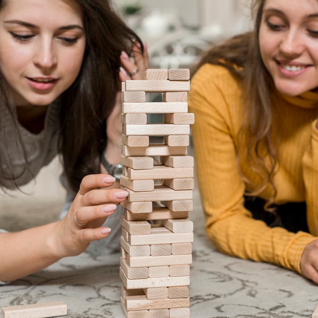 Amigos, tocando, jenga