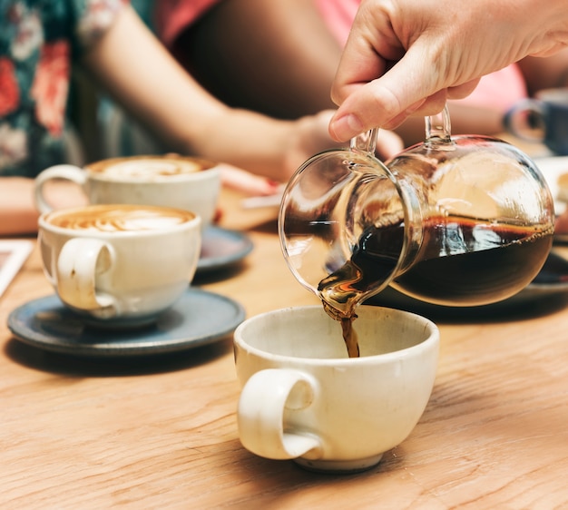 Amigos tomando café juntos