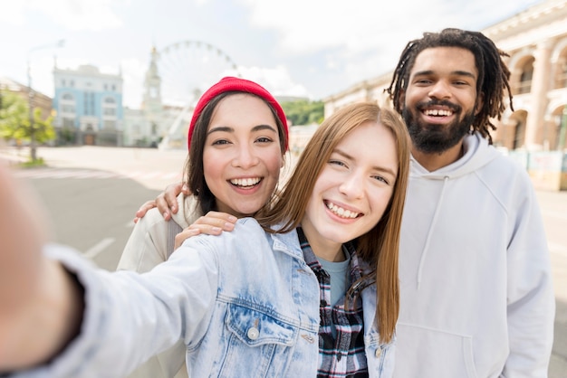 Amigos tomando selfie ao ar livre