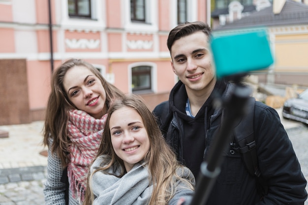 Foto grátis amigos tomando selfie com stick