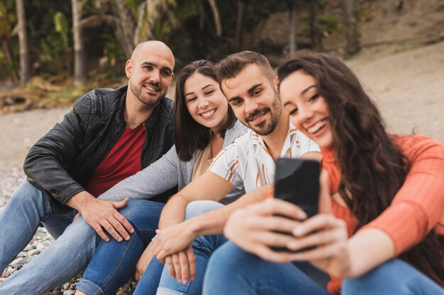 Amigos tomando selfie