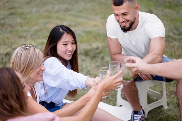 Amigos tomando um copo de limonada juntos ao ar livre