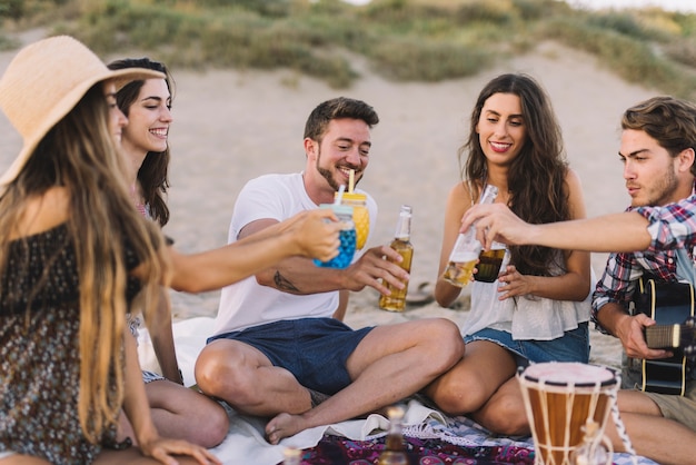 Amigos tomando uma bebida na praia