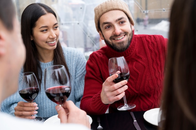 Amigos tomando vinho juntos depois de se reunirem