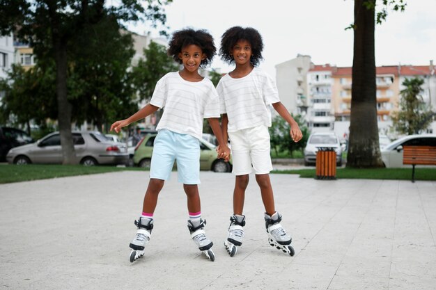 Amigos usando patins vista frontal