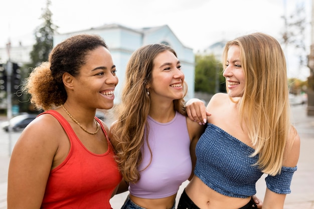 Amigos vestindo roupas casuais estando juntos