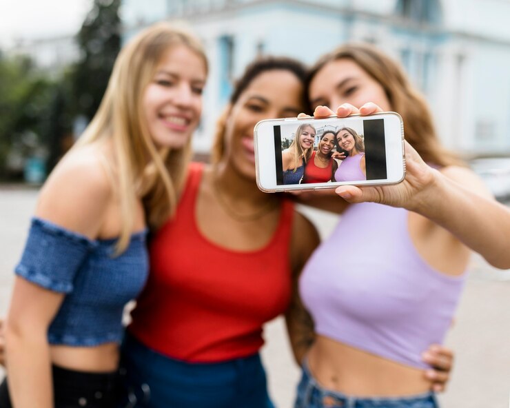 Foto grátis amigos vestindo roupas casuais tirando uma auto-foto