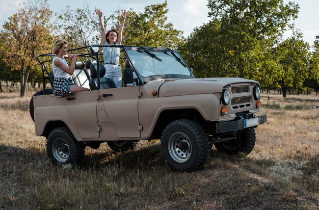 Amigos viajando de carro juntos