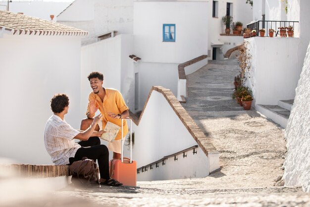 Amigos viajando e descobrindo novos lugares