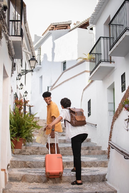 Amigos viajando e descobrindo novos lugares